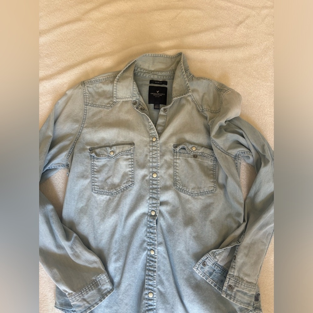 American Eagle SlimFit jean shirt/jacket with white buttons.